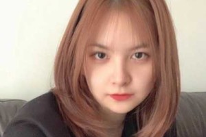 头发颜色发黄是什么原因（头发长着长着由黑变黄了）