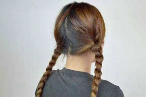 女生睡觉头发怎么放（编好的头发怎么能睡一晚不乱）