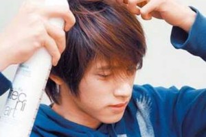 头发怎么变蓬（男生怎么让头发飘起来）