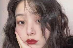 圆脸适合什么卷发好看（羊毛卷适合哪种刘海）