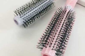 头发被卷梳子卷住了出不来怎么办,卷发梳子缠头发拿不下怎么办没有剪刀也没有齿锯