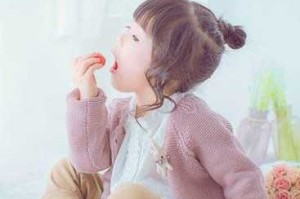 小女孩怎么辫头发（女童头发短怎么扎一个高马尾）