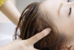 为什么头发两侧先油,头发冒油多是什么原因引起的