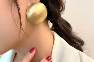 耳朵大带什么耳钉好看（耳朵大带什么耳钉好看图片）