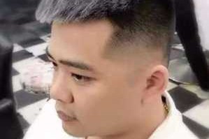 脸盘大适合什么发型（脸盘大适合什么发型男）