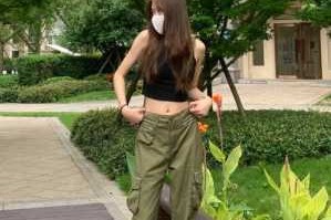 军绿色工装裤配什么上衣（军绿色的工装裤子配什么颜色的上衣）