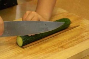黄瓜推刀怎么用,怎么用黄瓜护肤