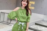 墨绿色的衣服怎么搭配（墨绿色上衣配什么颜色的裤子或裙子呀）