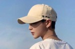高个子脸长的男生带什么颜色的帽子好看,男鸭舌帽怎么戴好看图片