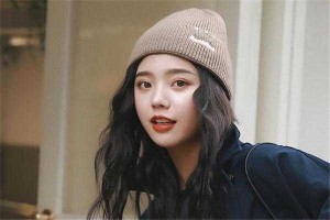 散头发怎么戴帽子,散着头发怎么戴帽子好看