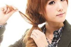 方形脸适合扎什么辫子窄额头方脸女子直发扎辫子,方形脸扎什么头发好看图片