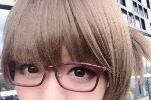 圆脸戴眼镜的女生适合什么发型（圆脸的女生适合戴什么样的眼镜？发型是短发BOB）
