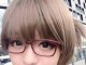 圆脸戴眼镜的女生适合什么发型（圆脸的女生适合戴什么样的眼镜？发型是短发BOB）