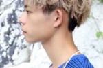 烫头发染什么颜色好看（男生自然卷头发染什么颜色好看）