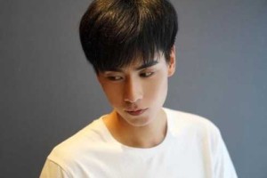 男士二十岁留什么发型（男士二十岁留什么发型好看）
