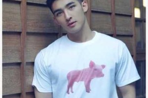 鸭梨脸适合什么发型男（鸭梨脸适合什么发型男生）
