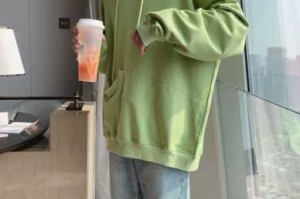 卫衣配什么裤子男（绿色卫衣配什么裤子男）