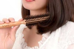 卷梳子怎么用（吹卷梳子正确手势）