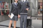 校服搭配什么（校服搭配什么衣服好看）
