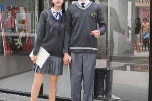 校服搭配什么（校服搭配什么衣服好看）