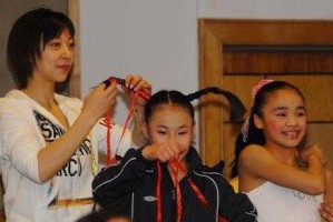 羊角辫怎么编（集体舞羊角辫怎么扎）