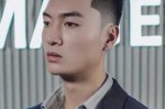 男的脸小适合什么发型（脸长额头窄的男生适合什么发型）