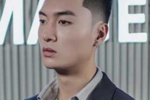 男的脸小适合什么发型（脸长额头窄的男生适合什么发型）