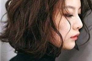 女发短发发型什么好看时髦热度依旧不减,现在流行什么卷发又显年轻
