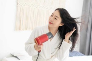 女孩说在吹头发怎么回复,女生怎么吹头发干得快