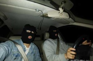 男生头套怎么带图片（问个片儿，一个男人跪在地上手被绑在身后头上带头套，身后有一个男人拿枪指着他。这是最常见的一幕，剧情）