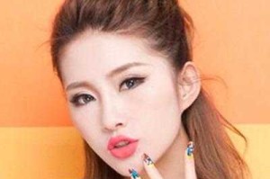 头小脸大怎么样扎头发,小脸头发多留什么发型好看