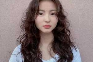 女生自然卷的头发适合什么发型（女生自然卷的头发适合什么发型图片）