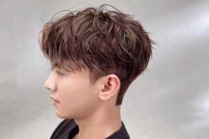 现在流行什么发型男（现在流行什么发型男生）