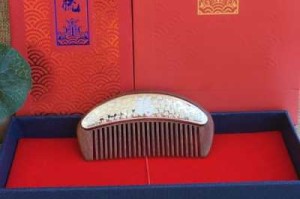 用什么梳子梳头好（用什么梳子梳头好促进血液循环）