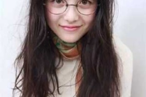 戴眼睛适合什么发型（戴眼睛适合什么发型女）