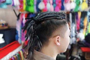 男生怎么扎辫子好看（男生什么头型适合扎辫子）