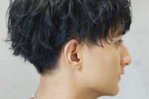 黑的男生适合什么发型（黑的男生适合什么发型图片）