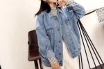 牛仔衣里面配什么衣服（牛仔衣里面配什么衣服好看女）
