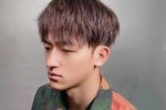 男生脸长下巴尖适合留什么发型,男生下巴长适合什么发型
