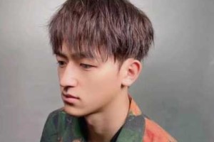 男生脸长下巴尖适合留什么发型,男生下巴长适合什么发型
