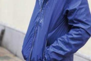 皮肤黑的男生穿蓝色衣服合适吗,男生有点黑染什么颜色头发好看