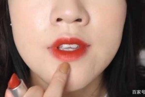 嘴唇厚怎么涂口红好看（上嘴唇厚怎么涂口红）