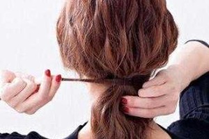 披肩头发怎么扎好看（卷发低披肩发怎么扎好看）