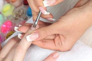 要怎么抹指甲油才不掉呢,指甲油怎么样不容易掉下来