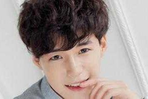 男生自然卷头发染什么颜色好看,男生自然卷适合什么烫发