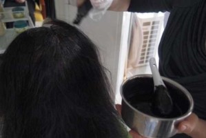 黑色染发剂染在衣服上怎么清洗,黑色染发剂沾皮肤上怎么去掉时间长了