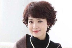 中老年烫什么发型好看（老年人的头发怎么烫好看）