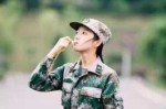军训女生扎什么头发（女教官头发怎么扎）