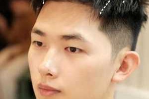 男生什么发型适合自己（男生什么发型适合自己 帅气）