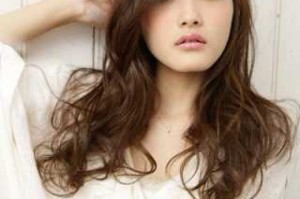 额头窄头发多适合什么发型（额头窄头发多适合什么发型女）